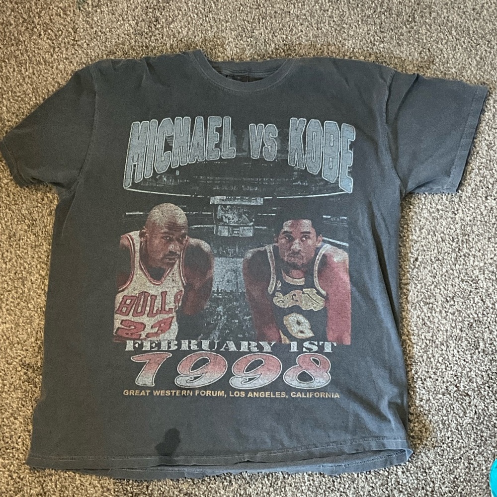Vintage Gray 1998 Michael Jordan vs Kobe Bryant Graphic T-Shirt